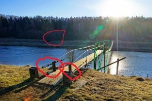 Вот так сейчас выглядит.
Перила установили 2 года назад.
Малахольная одна начала возбухать, что дети могут упасть.
Красным выделил что не поменялось до сих пор и кусты на той стороне .
То, что там снимали фильм это 100% .