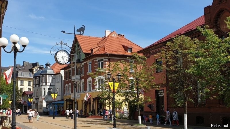 Может конечно кто далеко от моря и задолбан работой и заинтересуется, но мне как то фу. В собственном городе гораздо лучше. Мы местные часто свою администрацию ругаем за то или иное, однако глядя на вот такие... курорты, скажу, что у нас просто зашибись как суперски! Одно лишь отличие, что  водичка не всегда тёплая. Так что может даже и не стоит в горию эту ездить. Хотя может это автор просто не показал как и там может красиво.
 Ниже фотки моего города. Главная улица, гостиницы, музей и конечно море-главная достопримечательность!