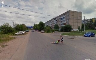 Вау. Глазам не верю. Это поселок Знамя Октября около Подольска. В доме на дальнем плане справа мой друг живет...
Но на картах гугл этой разборки я не нашел. Ниже картинка, как это место на фотках гугл выглядит сейчас.