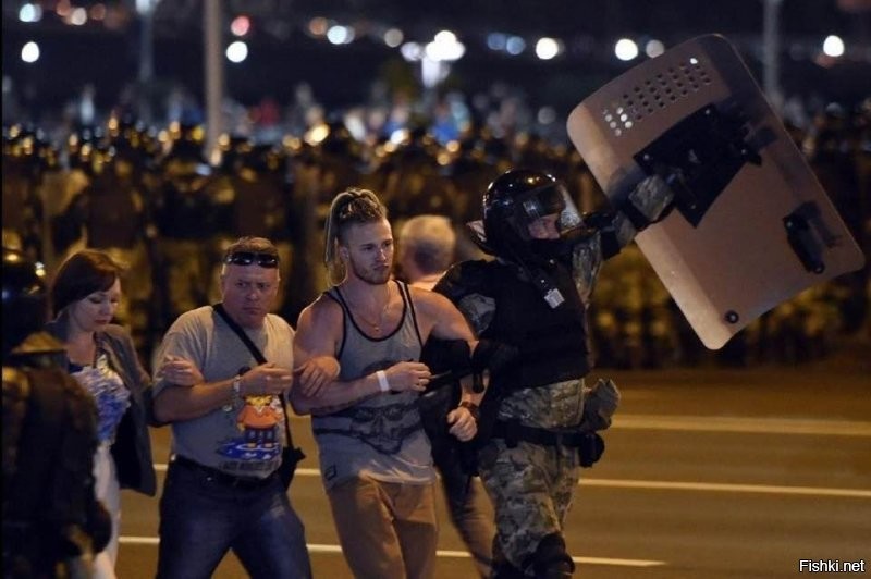 Сотрудник ОМОНа перешёл на сторону народа в Минске.