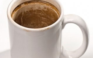 А вот я сегодня, своими руками, заварил чай из пакетика. Правда кипяток помогала скипятить жена. 
Заварку использовал "Принцессу Нури", воду бутилированную (производитель хз, не поглядел), чайник настоящий Тефаль.
Получилось, конечно, не очень качественно, но лучше, чем в столовке через дорогу.
Всем рекомендую!
Пойду напишу об этом статью на 8 страниц, думаю, мой опыт пригодится потомкам!