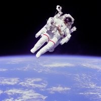 Реактивная система маневрирования в совокупии со скафандром выглядит совсем иначе...