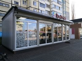 Вот такое видел. И не надо мне указывать, где делать паузу при чтении вывески!