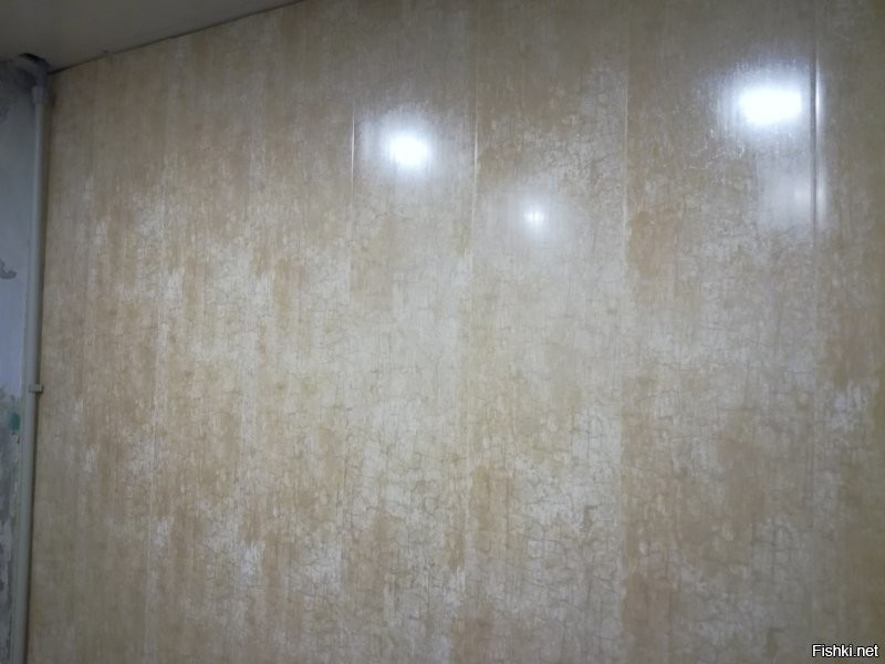 Нам тоже досталась хрущёвка в не особо живом состоянии. 
Ремонт ещё продолжается. В данный момент плавно проходит в коридоре.
Кухня, ванная и туалет уже облагорожены.
Вот отчёт на примере кухни.
Всё делал сам, жена помогала "принеси-подай". Делал первый раз, потому не всё так красиво получилось, но затраты получились минимальными.