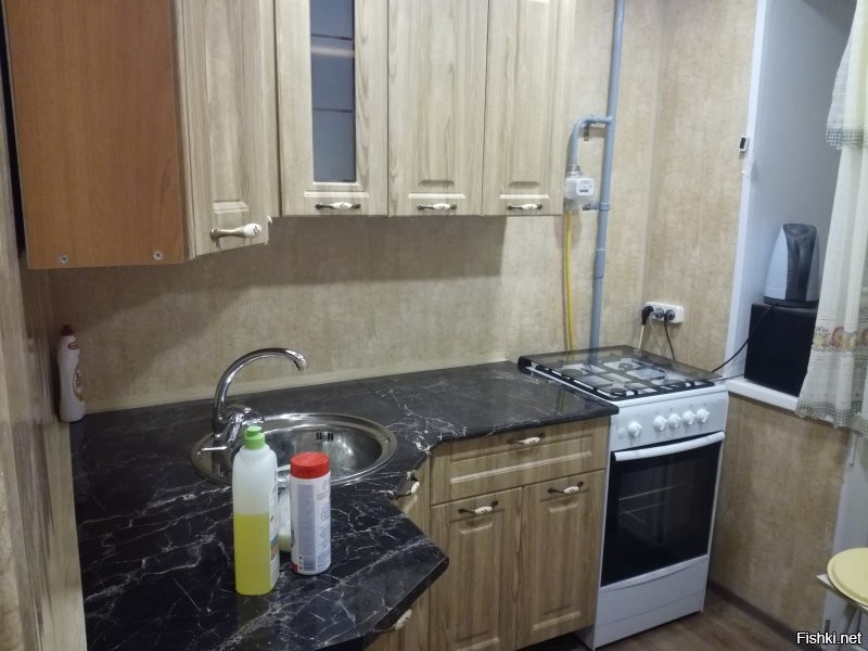 Нам тоже досталась хрущёвка в не особо живом состоянии. 
Ремонт ещё продолжается. В данный момент плавно проходит в коридоре.
Кухня, ванная и туалет уже облагорожены.
Вот отчёт на примере кухни.
Всё делал сам, жена помогала "принеси-подай". Делал первый раз, потому не всё так красиво получилось, но затраты получились минимальными.