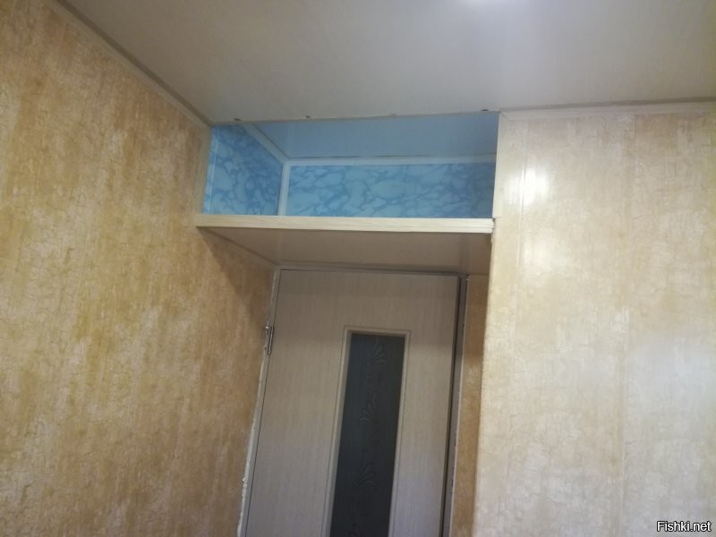 Нам тоже досталась хрущёвка в не особо живом состоянии. 
Ремонт ещё продолжается. В данный момент плавно проходит в коридоре.
Кухня, ванная и туалет уже облагорожены.
Вот отчёт на примере кухни.
Всё делал сам, жена помогала "принеси-подай". Делал первый раз, потому не всё так красиво получилось, но затраты получились минимальными.