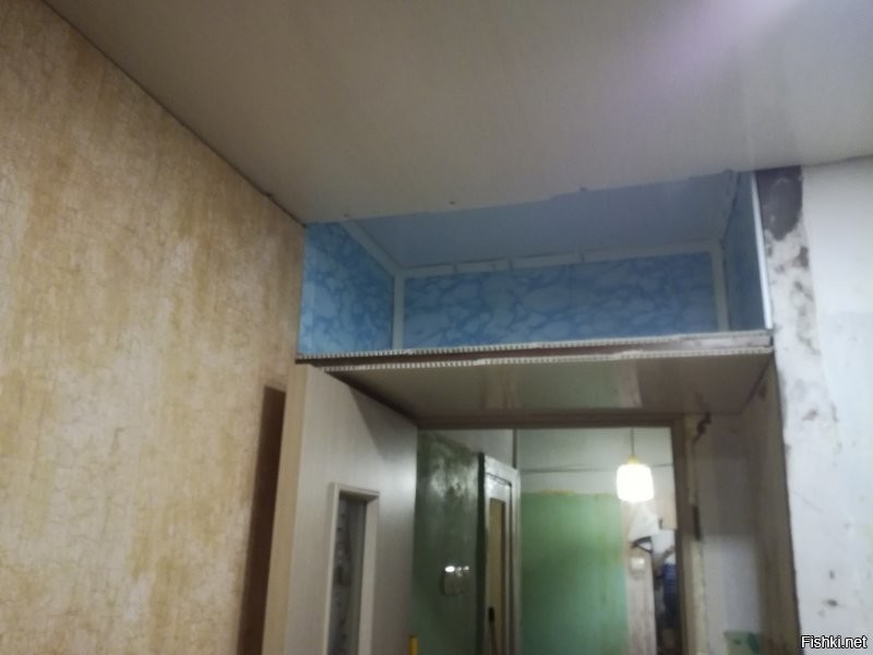 Нам тоже досталась хрущёвка в не особо живом состоянии. 
Ремонт ещё продолжается. В данный момент плавно проходит в коридоре.
Кухня, ванная и туалет уже облагорожены.
Вот отчёт на примере кухни.
Всё делал сам, жена помогала "принеси-подай". Делал первый раз, потому не всё так красиво получилось, но затраты получились минимальными.