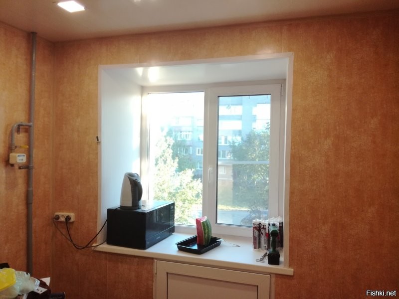 Нам тоже досталась хрущёвка в не особо живом состоянии. 
Ремонт ещё продолжается. В данный момент плавно проходит в коридоре.
Кухня, ванная и туалет уже облагорожены.
Вот отчёт на примере кухни.
Всё делал сам, жена помогала "принеси-подай". Делал первый раз, потому не всё так красиво получилось, но затраты получились минимальными.