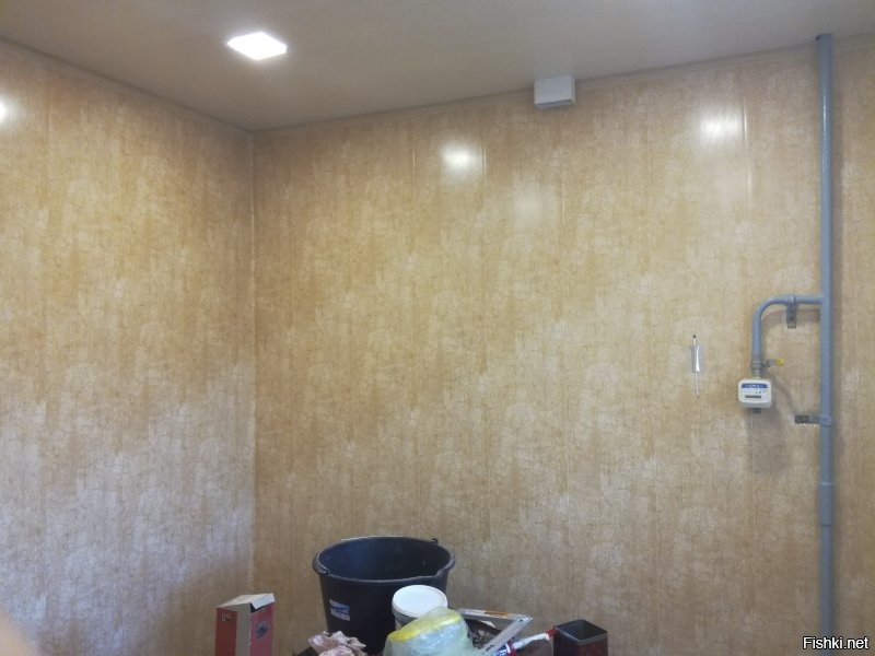 Нам тоже досталась хрущёвка в не особо живом состоянии. 
Ремонт ещё продолжается. В данный момент плавно проходит в коридоре.
Кухня, ванная и туалет уже облагорожены.
Вот отчёт на примере кухни.
Всё делал сам, жена помогала "принеси-подай". Делал первый раз, потому не всё так красиво получилось, но затраты получились минимальными.