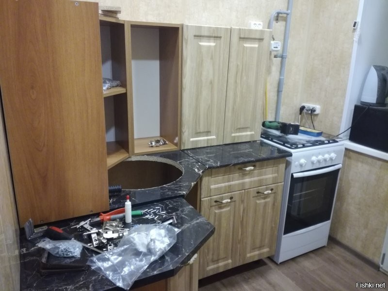 Нам тоже досталась хрущёвка в не особо живом состоянии. 
Ремонт ещё продолжается. В данный момент плавно проходит в коридоре.
Кухня, ванная и туалет уже облагорожены.
Вот отчёт на примере кухни.
Всё делал сам, жена помогала "принеси-подай". Делал первый раз, потому не всё так красиво получилось, но затраты получились минимальными.