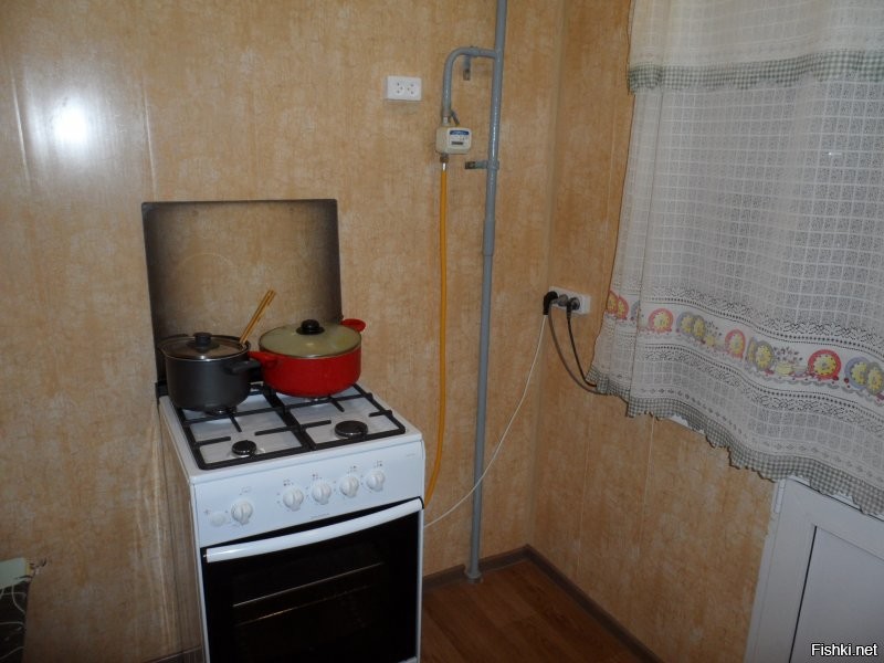 Нам тоже досталась хрущёвка в не особо живом состоянии. 
Ремонт ещё продолжается. В данный момент плавно проходит в коридоре.
Кухня, ванная и туалет уже облагорожены.
Вот отчёт на примере кухни.
Всё делал сам, жена помогала "принеси-подай". Делал первый раз, потому не всё так красиво получилось, но затраты получились минимальными.