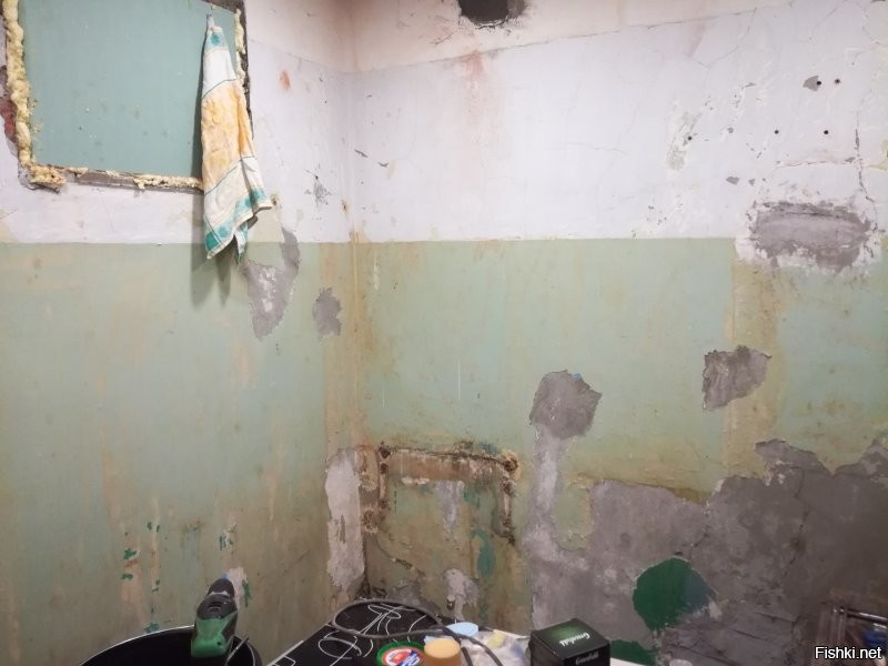 Нам тоже досталась хрущёвка в не особо живом состоянии. 
Ремонт ещё продолжается. В данный момент плавно проходит в коридоре.
Кухня, ванная и туалет уже облагорожены.
Вот отчёт на примере кухни.
Всё делал сам, жена помогала "принеси-подай". Делал первый раз, потому не всё так красиво получилось, но затраты получились минимальными.