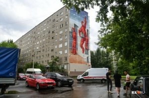 Тоже в Екатеринбурге 

  Это семья, которая пережила самоизоляцию дома и запускает бумажный самолетик с заявкой о необходимой помощи,   говорит Анастасия Немец.   Рисунок сделан в сердце Академического района, который признан молодым семейным районом города. На первых граффити проекта изображена девушка   врач по имени Виктория, которая выходит из «красной» зоны, олицетворяя победу над вирусом. Она нарисована напротив 40-й больницы, которая первой в городе вступила в борьбу с коронавирусом. Вторая работа посвящена волонтерам акции #мыВместе   они ловят бумажные самолетики с заявками и помогают всем нуждающимся жителям нашего города на протяжении всего периода пандемии. Рисунок нанесен на стену девятиэтажного дома на Эльмаше.