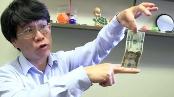 мы ловили купюру пальцами на реакцию. тут чуть стабильнее результат должен быть - визуальная часть исключается.