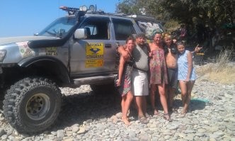 У моей машины, капот на такой высоте, что хрен так откроешь. Рука так не выворачивается. 
Ладонью вниз, приходится.