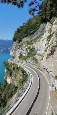 а не проще было сделать козырек над дорогой из той же сетки, но с наклоном вниз и подлиньше, чтобы камни улетали дальше в море