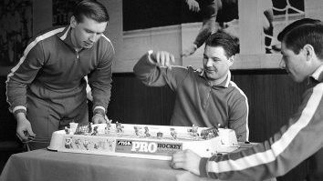 Играют в хоккей семья на семью.