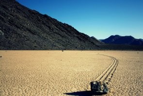 Есть такие "блуждаюшие" камни. Чтобы они по парку не блуждали, гуляющих не пугали.