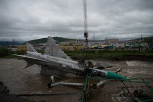 самолеты су 24 а не су 15, в Магадане мало имеют отношение к холодной войне непосредственно)))))))) в Магадане  военного аэродрома не было! эти две сушки а также миг17 ми2 стояли у ВСТК Подвиг!! детско-юношесий военно спортивный технический клуб! который основан был в далеком 1978 году! и к всяким нашим и молодогвардейцам не имеет отношения (слава богу). Ну дак вот, привезли эти самолеты в Магадан чтобы установить на постаментах на площади возле в клубе в качестве выставочных экспонатов к уже стоявшим там, танкам , бтр, бмп пушкам  ракетам зенитным установкам и всякой военной всячины!! а в 2014 в июле произошел сильнейший паводок за все время существования города  и речушка которая обычно по колено, превратилась в монстра глубиной около 4 метров))))))))  и самолеты и вертолет были смыты с берега и завалены на бок!!! реставрации не подлежали и поэтому были утилизованы и вывезены туда где сейчас и стоят))))))