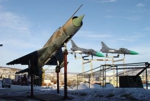 самолеты су 24 а не су 15, в Магадане мало имеют отношение к холодной войне непосредственно)))))))) в Магадане  военного аэродрома не было! эти две сушки а также миг17 ми2 стояли у ВСТК Подвиг!! детско-юношесий военно спортивный технический клуб! который основан был в далеком 1978 году! и к всяким нашим и молодогвардейцам не имеет отношения (слава богу). Ну дак вот, привезли эти самолеты в Магадан чтобы установить на постаментах на площади возле в клубе в качестве выставочных экспонатов к уже стоявшим там, танкам , бтр, бмп пушкам  ракетам зенитным установкам и всякой военной всячины!! а в 2014 в июле произошел сильнейший паводок за все время существования города  и речушка которая обычно по колено, превратилась в монстра глубиной около 4 метров))))))))  и самолеты и вертолет были смыты с берега и завалены на бок!!! реставрации не подлежали и поэтому были утилизованы и вывезены туда где сейчас и стоят))))))