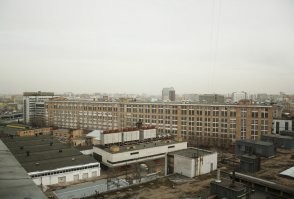 В этом здании (Бумажный пр-д, д. 14) на пятом, самом верхнем этаже сшивали "Кругозор". Печатали офсетной печатью в одном из цехов "Правды", пластинки привозили с "Апрелевки".