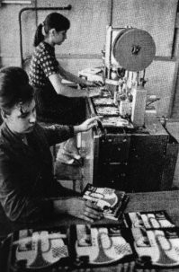 В этом здании (Бумажный пр-д, д. 14) на пятом, самом верхнем этаже сшивали "Кругозор". Печатали офсетной печатью в одном из цехов "Правды", пластинки привозили с "Апрелевки".