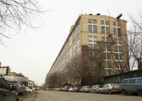 В этом здании (Бумажный пр-д, д. 14) на пятом, самом верхнем этаже сшивали "Кругозор". Печатали офсетной печатью в одном из цехов "Правды", пластинки привозили с "Апрелевки".