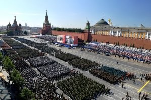 "Несколько десятков тысяч человек собралось на площади, откуда затем направились к"(с)
На фото по разным источникам всего от 14 до 20 тысяч человек. В одном квадрате плечом к плечу всего 400 человек.
