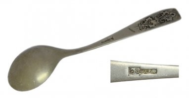 Открою страшную тайну всем любителям крутых лайфхакерств: оксид алюминия, которым покрыта фольга, не вступает в реакцию ни с содой, ни с солью, ни с серебром, ни даже с кипящей водой!
Так что при чистке ваших фамильных серебряных вилок, фольгу можно использовать только в качестве абразива.
Да, и присмотритесь внимательнее к клейму на своих столовых приборах - скорее всего они мельхиоровые и тонкий слой серебра таким агрессивным способом чистки можно попросту стереть.
Не все лайфха... полезные советы одинаково полезны!