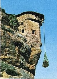 Греция, Метеора. Монаха поднимают в монастырь на монастырском лифте.