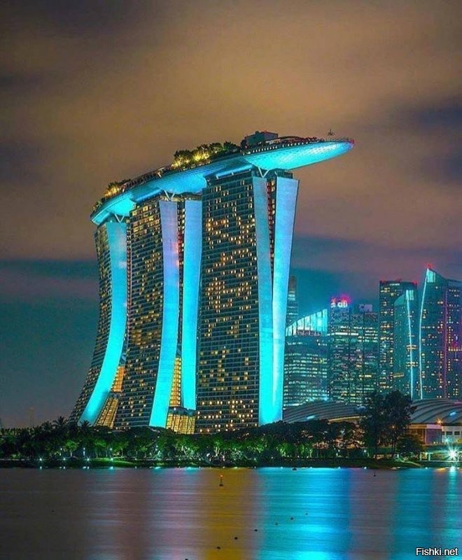 Слева на заднем плане - отель Marina Bay Sands, Сингапур.