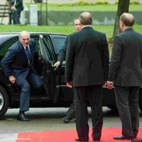 Надо быть таким президентом, который служит народу и не боиться своих людей. Как президент Австрии Александр Ван дер Беллен, который ездит на общественном транспорте на работу, и это не показательный "один раз прокатился для СМИ, в окружении охраны в штатском", это его образ жизни.
Что очень контрастирует с нашими народными "любимцами"  и "избранниками" которые ездят фактически внутри БТР, и в случае чего бегут прятаться в бункер..  Однако где мы, и где Австрия по уровню жизни (обычного человека.. Чиновники у нас живут лучше чем чиновники в Австрии)?