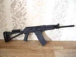 Я дома храню Сайгу 12-030. Тока пулевыми стрелять в бандитов нельзя, менты по факту пулевых стрельб сразу злой умысел шить начнут.. типо ты шизик и заранее пули хранил что в человека стрелять. А вот если картечью 0000 стрелять, то уже злой умысел привязать крайне сложно, ибо это категорируется как охотничья дробь. И ещё, на всякий случай, у меня в отдельном пакете, вычищенный спиртосодержащим раствором - лежит пластмассовый пистолет чёрного цвета. Это на тот случай, если ко мне в дом вломится кто-то угрожая ножом, и я его завалю опасаясь за свою жизнь и жизнь моих близких - то первым делом я в руку этому злоумышленнику - пистолет этот и вложу. Чтоб ко мне вопросов не было, чего это он с ножом ко мне вломился, а я сразу ему в грудь картечью дал..  звучит дебильно, но по нашему закону - это превышение самообороны.. типо следовало бы с ним на ножах подраться или палку какую-нить взять.. :) Поэтому я, конечно, надеюсь что всё будет хорошо и ровно у меня, но если вдруг случится беда, то лучше пускай меня трое судят, чем четверо несут.