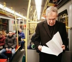 Надо быть таким президентом, который служит народу и не боиться своих людей. Как президент Австрии Александр Ван дер Беллен, который ездит на общественном транспорте на работу, и это не показательный "один раз прокатился для СМИ, в окружении охраны в штатском", это его образ жизни.
Что очень контрастирует с нашими народными "любимцами"  и "избранниками" которые ездят фактически внутри БТР, и в случае чего бегут прятаться в бункер..  Однако где мы, и где Австрия по уровню жизни (обычного человека.. Чиновники у нас живут лучше чем чиновники в Австрии)?