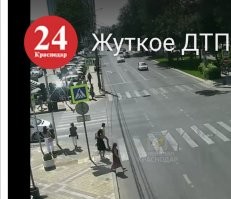 Тут видно, что с другой стороны сразу за тротуаром парковка. Там может быть так же, он тротуар просто проскочил.