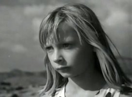 Лина Бракните это... это... Короче, когда я в очень юном детстве посмотрел "Девочка и Эхо". Это был реальный удар по башке. Втюхался по уши. Ничего более сексуального для неокрепшего детского мозга в отечественном кино не было, да и не будет пожалуй уже никогда. Кто смотрел, тот поймёт о чём я. Причём, я хоть мелкий был, но прекрасно понимал, что фильм старый и что она уже выросла. Но ничего не мог с собой поделать. Настолько она была прекрасна в своём коротком платьице в горошек на фоне моря, волн, скал и рыбацких лодок.