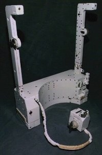 На приведённом вами фото старая модель "MMU" (Manned Maneuvering Unit). Использовалась, если память не отшибает, трижды для захвата и погрузки спутников в шаттлы. Эту модель перестали использовать после катастрофы "Челленджера", сочтя её не совсем безопасной. Сейчас используют более компактную модель "SAFER" (Simplified Aid for EVA Rescue). Назначение: исключительно для спасения космонавта при обрыве страховочного фала. Одна из разновидностей на фото внизу. Вес 38кг. Надо понимать, что амеры тоже не сидят на месте и постоянно модифицируют своё оборудование.