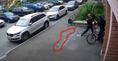 «Проучить я его хотел»: пенсионер с топором напал на соседа-мигранта