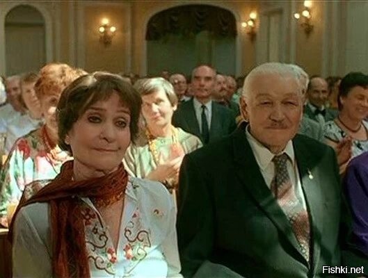 Герои книги "Похороните меня за плинтусом": отчим и мама.
Ниже:
Главный герой (сын, внук)
Бабушка и дедушка