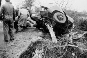 это что за фото? у Цоя был Москвич 2141, а на фото похоже Ягуар.....