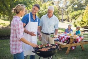 Потому что у каждого семья, дети и диван, на котором так приятно расслабиться, сидя с бутылкой пива и сигаретой перед мерцающим экраном.
______________________________________________________________
 Вполне нормальный досуг.А в выходные устраивают вечеринку на заднем дворе дома с жареным мясом (BBQ)и купанием в бассейне.Многие могут позволить себе такое?