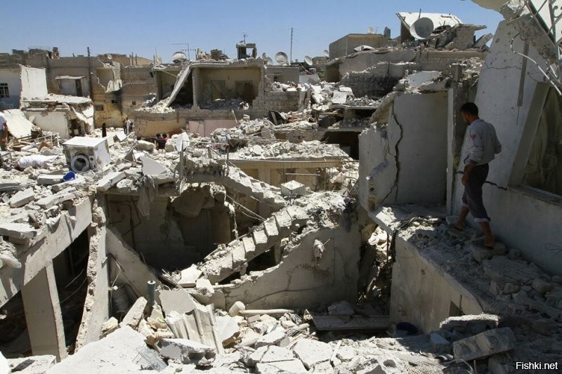 Оригинал фото без фотошопа.
Жители пытаются найти свои вещи среди обломков домов после бомбежки, Алеппо, 27 июля 2013.