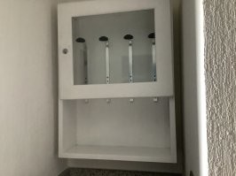 В мексиканском отеле с весьма современным интерьером висит в нище этот совсем на вид несовременный шкафчик с дверцей на замке (замок уже не работает) не до самого низа и со странными штуками внутри. Кто знает, что это и зачем?