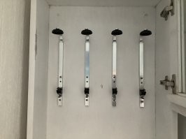 В мексиканском отеле с весьма современным интерьером висит в нище этот совсем на вид несовременный шкафчик с дверцей на замке (замок уже не работает) не до самого низа и со странными штуками внутри. Кто знает, что это и зачем?