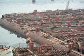 Проблема всех этих лодок в том, что в погоне за паритетом и сдерживающими факторами, после каждой лодки остаётся гора ЯО во время эксплуатации, а после списания, так вообще целый реакторный отсек, который фонит неслабо, и на данный момент - с их утилизацией пока что всё очень и очень плохо и медленно идёт. И это не учитывая того факта, что много реакторных установок лежит на дне океана, и постепенно травит всё вокруг.. можете течением от туда и не вымывает ничего особо, но передачу радионуклидов по биологической цепочке, ещё никто не отменял.
Ну и в отличии от американских подводников, которые несут вахту на стратегическом ядерном ракетоносце, обласканных собственным государством, наши - влачат скотское существование в маленьких квартирках и с небольшой ЗП. Особенно это бросилось в глаза, когда под прицелами видеокамер СМИ, Путин навещал семьи погибших офицеров с АПЛ Курск.