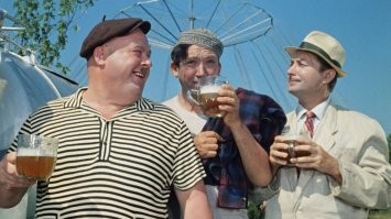 Талантливый артист может сыграть пьяниц будучи трезвенником. Вот  Георгий Вицин вообще никогда не пил и слыл ярым трезвенником. Хотя во многих фильмах по сценарию должен быть пьяным.  Говорят единственный раз ему все же пришлось выпить пива на съемках "Кавказкой пленницы" потому-что не нашлось подходящего безалкогольного напитка похожего на пиво. Говорят сначала налили ему настой шиповника, но оказалось, в нем нету пены. И чтобы не обманывать зрителя пришлось налить ему настоящего пива...(мое личное мнение почему не налили квас? Ведь он похож  по цвету и по запаху, и у него есть пена, и во времена съемок фильма квас был весьма популярен и легко доступен, его пили даже дети, но опять же ИМХО). Так что если артист талантлив, совсем не обязательно допиваться до чертиков...