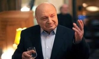 “ Однажды в телевизоре появился бледный как смерть Министр Финансов и заявил:
- Финансовый кризис нас не затронет. Потому что. Я вам точно говорю.

Население, знающее толк в заявлениях официальных лиц, выматерилось негромко и отправилось закупать соль, спички и сахар.
На следующий день в телевизоре появился смущенный донельзя Министр Торговли и сказал:
- Запасы хлеба и товаров первой необходимости позволяют нам с гордостью утверждать, что голод и товарный дефицит нам не грозит. Вот вам цифры.
- Ох! – сказало население и докупило еще муку и крупы.
Министр Сельского Хозяйства для убедительности сплясал на трибуне и сказал радостно:
- Невиданный урожай! Надежды на экспорт! Возрождаемся! Закрома трещат!
- Во даже как! – ужаснулось население и побежало конвертировать сбережения в иностранную валюту.
- Цены на недвижимость упадут! Каждому студенту по пентхаузу! В ближайшем будущем! – не поморщившись выпалил Министр Строительства.
- Да что ж такое, а? – взвыло население и побежало покупать керосин, керосиновые лампы, дрова и уголь.
- Современная армия на контрактной основе. Уже завтра. И гранаты новой системы. В мире таких еще нет. – солидно сказал Министр Обороны. – Ну а чего нам? Денег же – тьма тьмущая. Резервы, запасы и вообще профицит.
- Мама!... пискнуло население и начало копать землянки.
Все о-фи-ген-но! Вы понимаете? ! О-ФИ-ГЕН-НО!! ! – внушал Президент. – Мы уже сегодня могли бы построить коммунизм. Единственное что нас останавливает – нам всем станет нефиг делать. Потому можете спать спокойно! Стабильнее не бывает! Пенсионеры покупают икру ведрами! Предвижу качественный скачок, рывок и прыжок. А количественный – вообще бег! Семимильными шагами к достатку и процветанию. Карибы становятся ближе. Отсель грозить мы будем миру. По сто тридцать центнеров роз с каждой клумбы. Надои будем вообще сокращать. Коровы не могут таскать вымя. Население возмущено дешевизной. Южная Америка просится в состав нас на правах совхоза. Ура!
- Да что ж вы там такое готовите, звери? ! – закричало население и на всякий случай переоделось во все чистое…