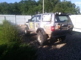 А ещё, есть "задний борт". 

У пикапов и некоторых "джипов". 

Вот, к примеру, у моего авто: