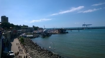 Практически каждый год там. Просто друзья живут ) 
Городок маленький, скучноватый, но для отдыха мне именно это и надо, чисто вино-море-пляж.
Нравится всё, кроме местных жителей. Снобизм зашкаливает. Но у меня уже есть постоянные места где меня узнают и улыбаются не резиновой улыбкой при встрече )