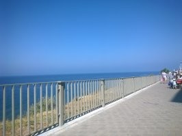 Практически каждый год там. Просто друзья живут ) 
Городок маленький, скучноватый, но для отдыха мне именно это и надо, чисто вино-море-пляж.
Нравится всё, кроме местных жителей. Снобизм зашкаливает. Но у меня уже есть постоянные места где меня узнают и улыбаются не резиновой улыбкой при встрече )